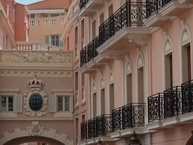 Güzel, lüks bir kalenin dış tasarımı. Siyah metal balkonları ve boya için pembe renkleri var.