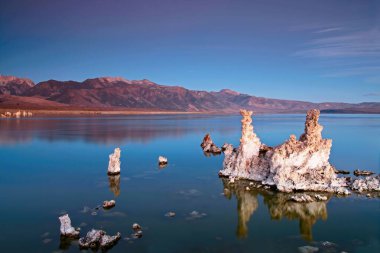 Mono Lake, California, ABD 'de manzaralı bir manzara.