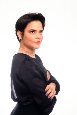 İş kadını, zarif, siyah giyinmiş. Beyaz arkaplanda izole.