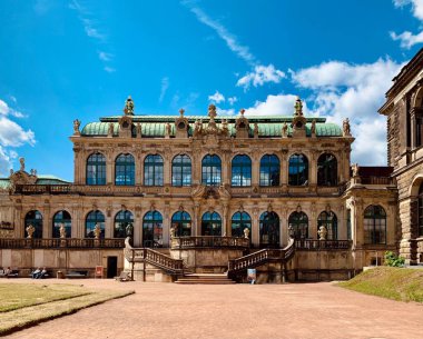 Wallpavillon Zwinger Dresden, Dresden, Almanya 'da mavi bulutlu gökyüzü