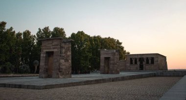 Madrid, İspanya 'da gün batımında Debod Tapınağı' nda bir dizi antik bina.