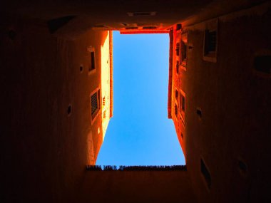 Arka planda mavi gökyüzü olan Kasbah 'ın içinden alçak bir açı.