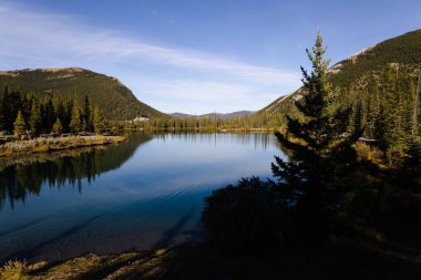 Alberta, Kanada 'da arkasında dağlar olan Unutkanlık Göleti.