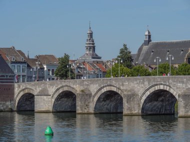 Maastricht Hollanda 'daki Maas nehrinde.