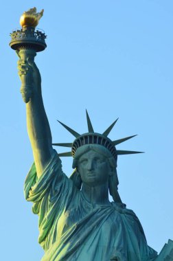 New York Limanı, New York 'taki Özgürlük Anıtı' nın dikey çekimi.