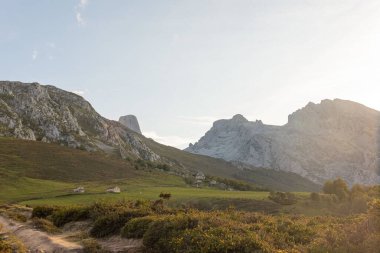 Naranjo de Bulnes, Asturias, İspanya 'daki kayalık dağların nefes kesici manzarası