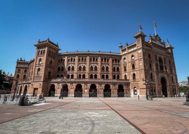 Madrid, İspanya 'nın en büyük boğa güreşi ringi olarak bilinen Las Ventas binasının manzaralı bir çekimi.