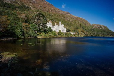 İrlanda 'nın Connemara milli parkındaki Galway bölgesindeki Kylemore Manastırı.