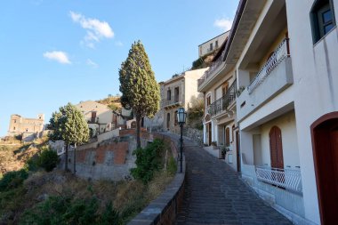 Strada in salita villaggio Savoca in provincia di Messina