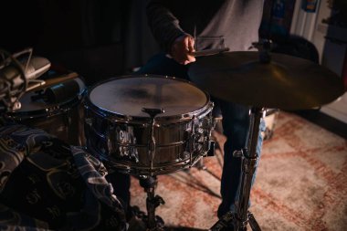 Stüdyodaki davulun yakın plan çekimi.