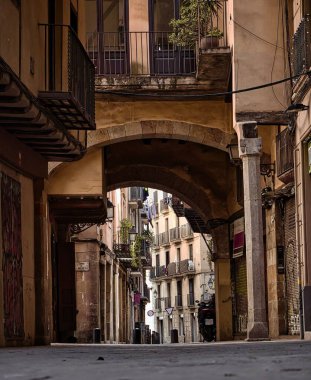 Barcelona, İspanya 'nın gotik bölgesinde tarihi binalarla dolu güzel bir ara sokak.