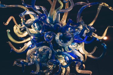 Modern bir sanat müzesinde renkli cam heykel sanatının güzel bir resmi.