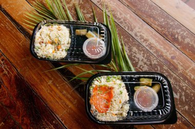 Geleneksel Khmer yemeklerinin tek kullanımlık plastiğe sarılı bir üst görünümü