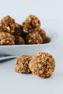 Beyaz bir tabakta yuvarlanmış kurabiye olmayan yakın plan bir fotoğraf.