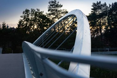 Tiszavirag, Macaristan 'ın Szolnok kentinde gün batımında arkasında mor bir gökyüzü bulunan bir köprüyü sakladı.