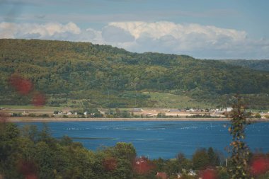 Manzaralı bir su kütlesi