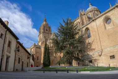 Yeni Katedral olarak da bilinen Bakire Varsayımı Katedrali 16. ve 18. yüzyıllar arasında Gotik, Rönesans 'ta inşa edilmiştir.