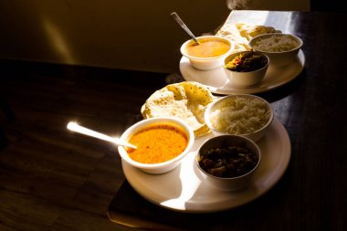 Lezzetli soslarla dolu küçük yuvarlak kâselerdeki çeşitli tabaklar.