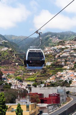 Portekiz 'deki Madeira şehrinin üzerinde bir teleferik.