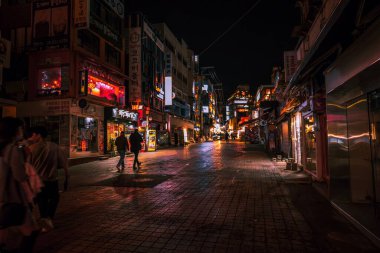 Hongdae Seul 'de gece çekilmiş atmosferik bir çekim.