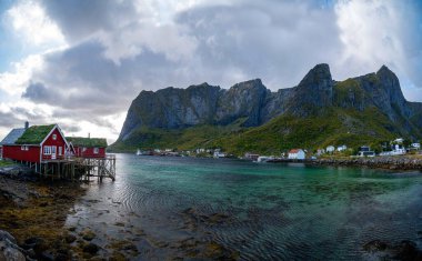 Norveç 'in bulutlu gökyüzünün altındaki Lofoten Adaları' nın manzarası.