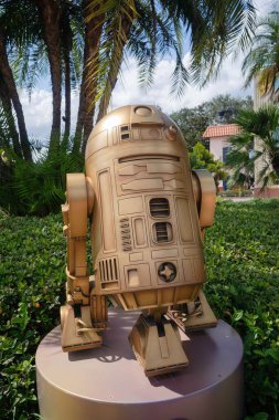 Disney World Hollywood Stüdyoları 'ndaki R2-D2 Altın Heykel Orlando Florida