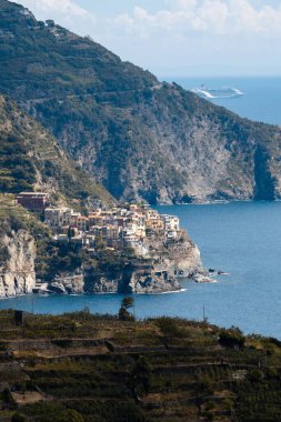 Manarola, Cinque Terre, İtalya 'daki sahil köyü ve dağlık adaların dikey görüntüsü