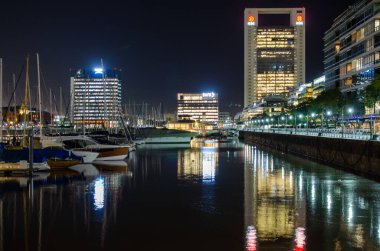 Buenos Aires Arjantin 'de Puerto Madero' nun güzel bir gece manzarası.