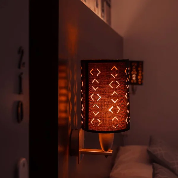 ベッドのサイドランプの詳細ビュー ベッドルームの装飾 — ストック写真