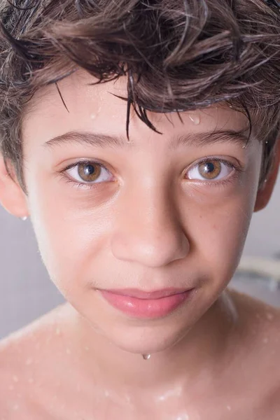 幸せな少年が風呂に入る垂直ショット — ストック写真