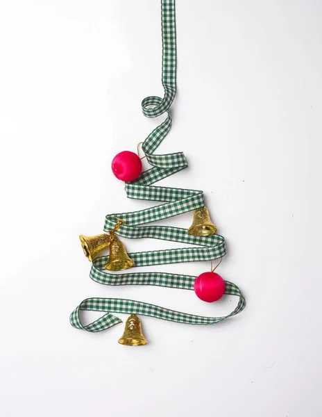 Tiro Vertical Uma Árvore Natal Feita Fitas Fundo Branco — Fotografia de Stock