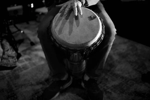 Een Prachtig Grijs Zicht Hand Van Djembe Drumspeler Trommel — Stockfoto