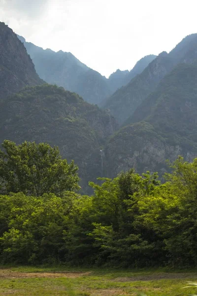 Paisaje Arbustos Verdes Césped Bajo Las Montañas Niebla Verde Tiro — Foto de Stock