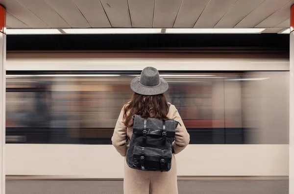 Bakifrån Kvinna Som Står Tunnelbaneplattform Framför Rörligt Tåg — Stockfoto