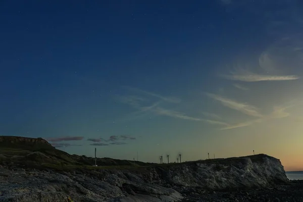 海旁岩石悬崖的景观 夕阳西下的天空 — 图库照片