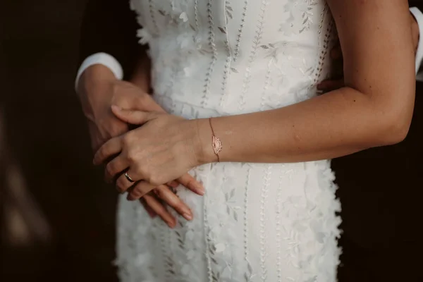 結婚式の日に手をつないでいる夫婦 — ストック写真