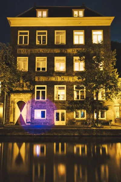背景にある建物のある川の垂直ショット ライデン オランダ — ストック写真