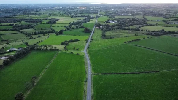 Άποψη Ενός Πουλιού Ενός Αυτοκινητόδρομου Ένα Καταπράσινο Τοπίο Αγροτικών Αγρών — Φωτογραφία Αρχείου