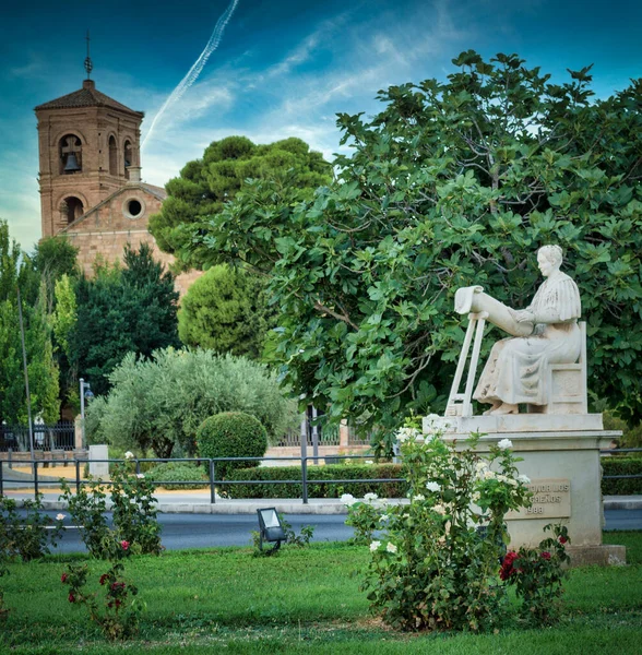 緑の植生に囲まれたLa Encajera彫刻の垂直ショット アルマグロ シウダー レアル スペイン — ストック写真