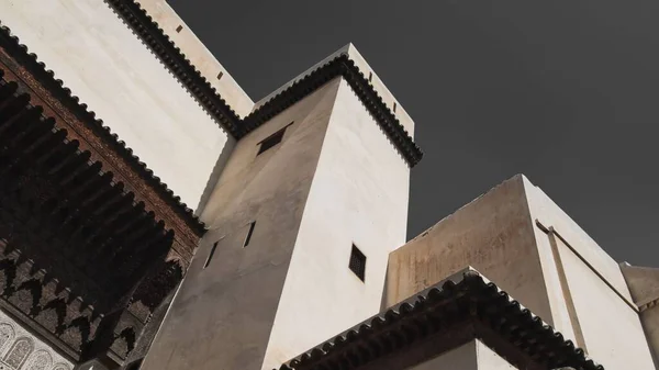 Niskokątne Ujęcie Górnej Ściany Budynku Madrasy Maroko — Zdjęcie stockowe