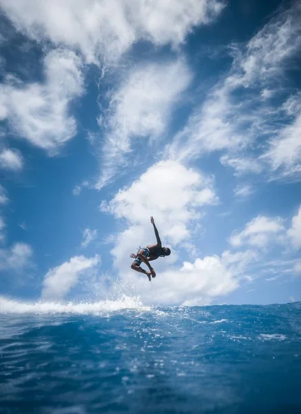 Uma Pessoa Saltar Uma Prancha Surf Para Água Oceano — Fotografia de Stock