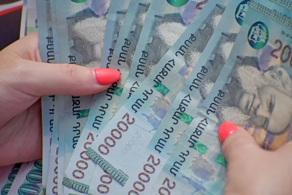 Primer Plano Manos Femeninas Sosteniendo Contando Muchos Billetes Armenios 20000 —  Fotos de Stock
