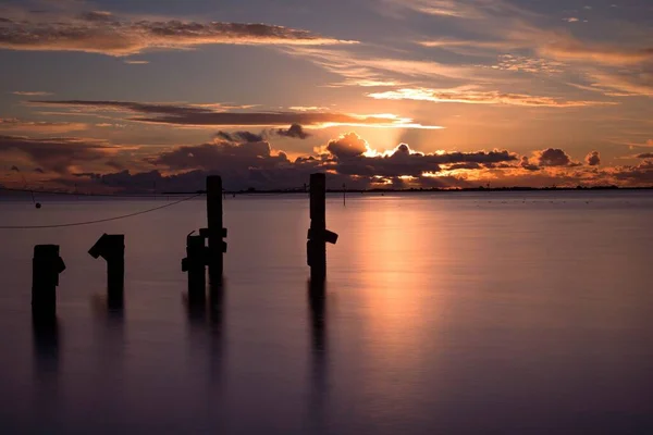Uma Vista Panorâmica Belo Pôr Sol Sobre Oceano Céu Noite — Fotografia de Stock