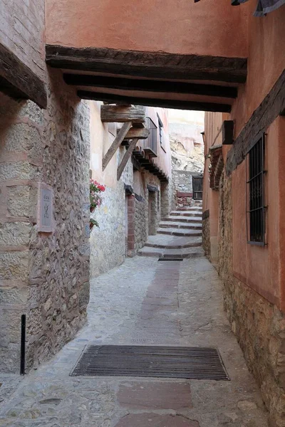 Tiro Vertical Beco Estreito Através Edifícios Históricos Albarracin Espanha — Fotografia de Stock