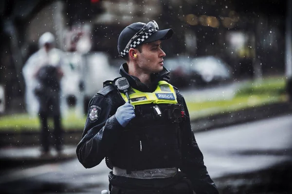 Victorian Poliisi Vapausmielenosoituksessa Melbournessa Victoriassa — kuvapankkivalokuva