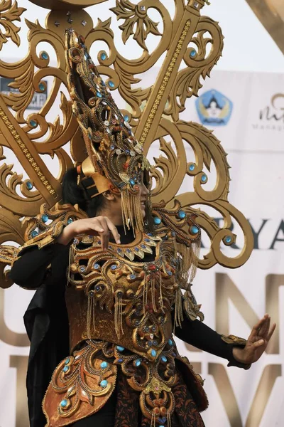Modelka Stroju Karnawałowym Podczas Pokazu Mody Dnia Niepodległości Indonezji Jepara — Zdjęcie stockowe