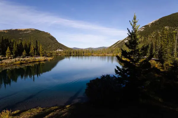 カナダのアルバータ州を背景に山のある忘れられない池 — ストック写真