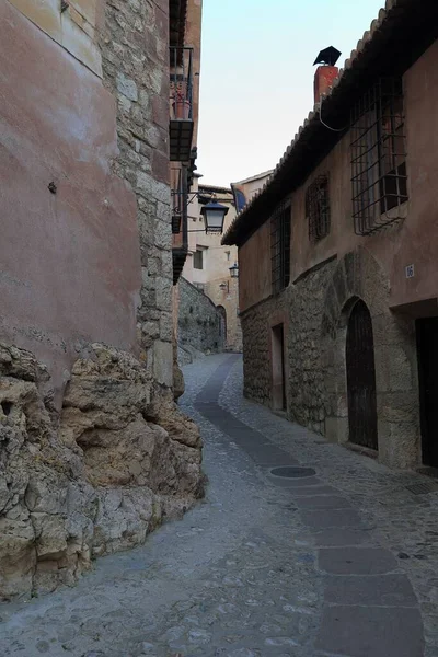 Colpo Verticale Uno Stretto Vicolo Attraverso Edifici Storici Albarracin Spagna — Foto Stock