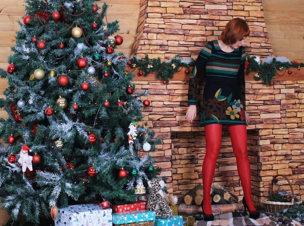Όμορφο Κουτσό Κορίτσι Κόκκινες Κάλτσες Και Ψηλά Τακούνια Ποζάρουν Χριστουγεννιάτικη — Φωτογραφία Αρχείου