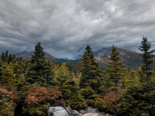 Vacker Utsikt Från Chimney Pond Trail Tittar Baxter Peak Molnig — Stockfoto